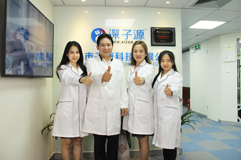 A group photo of Yoon Ho-Joo and medical workers of Shenzhen
