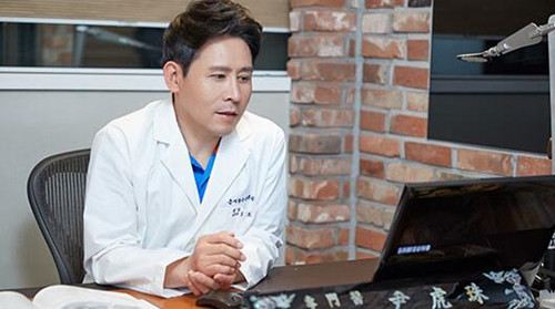 The picture shows Dr.Yoon of Best-Skilled OBGYN clinic