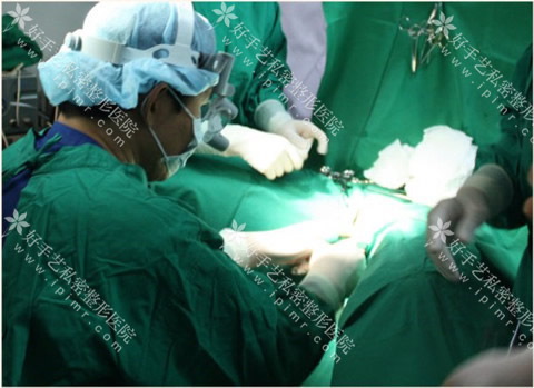 Dr.Yoon of Best-Skilled OBGYN clinic is operating the surgery