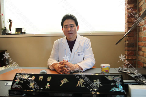 The picture shows Dr.Yoon Ho-Joo