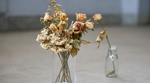 The picture shows withered bouquet