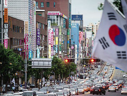 (The picture shows Apgujeong plastic street