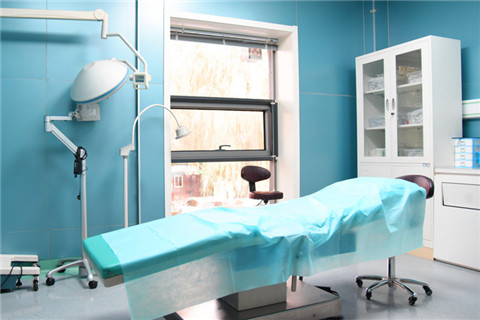 The picture shows a clean,sterile operating room