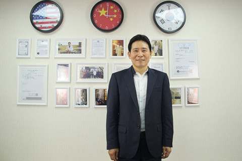 The picture shows the director Yoon Ho-Joo of Best-Skilled OBGYN clinic