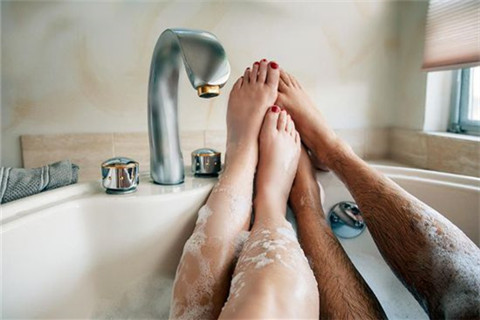 The picture shows lovers lying in the bathtub