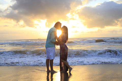 The picture shows a pair of kissing couple