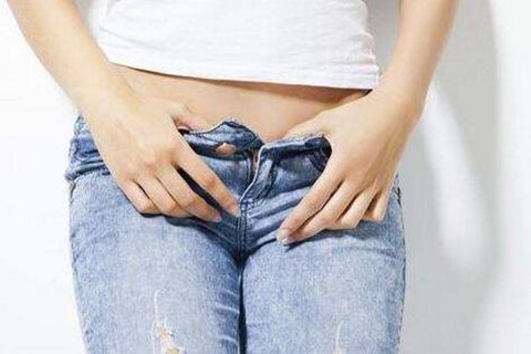 The picture shows a women in jeans